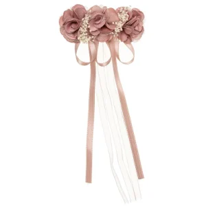 Pasador flores cora, gypsophila y cinta blanca Rosa Francia